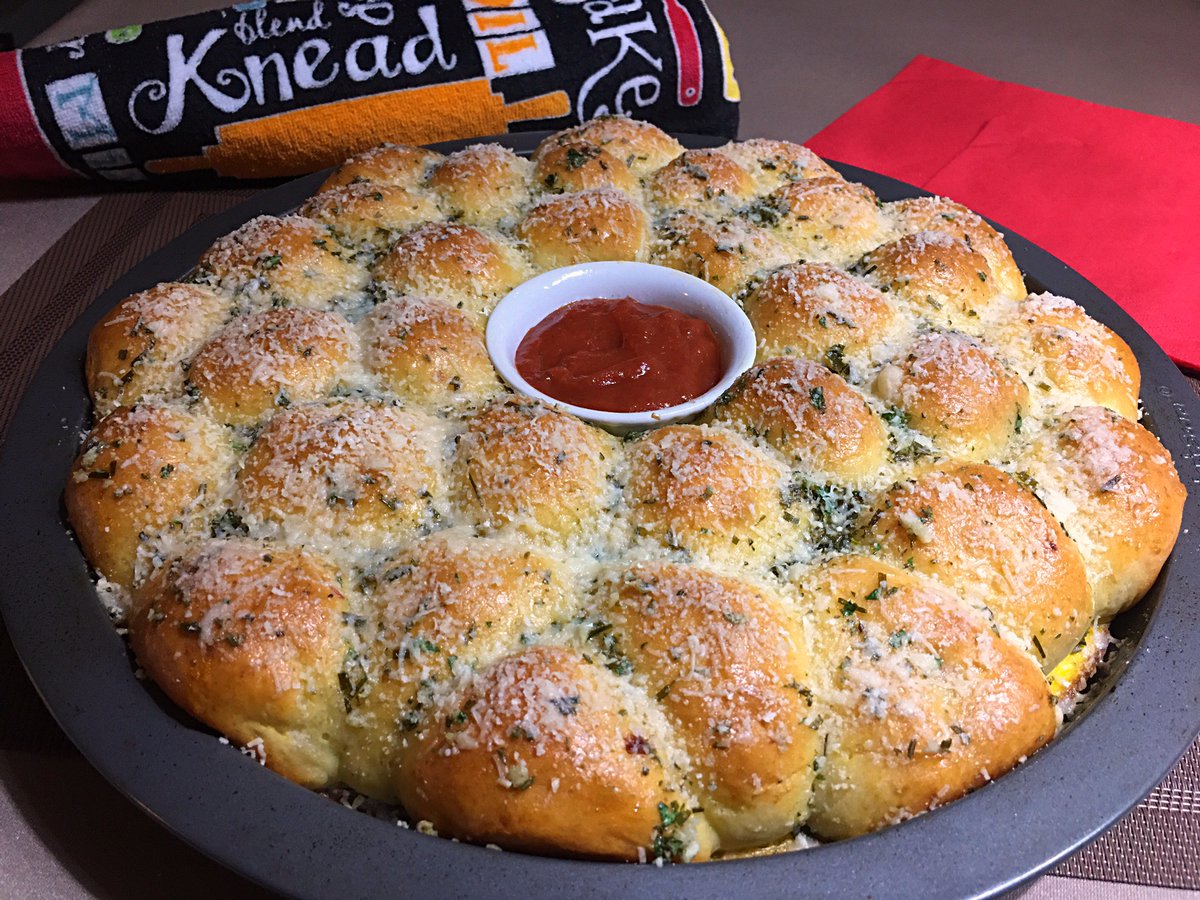 Today is National #GarlicDay 🧄 Pull-Apart Garlic Bread... OMG! 🤤 (check out my next posts👆 & the previous ones 👇 for more garlic recipes😋) #YouTube📽️: youtu.be/sX9wf53NgEo #RECIPE➡️: clubfoody.com/cf-recipes/pul… @EventGuideToday @DiningGuide2Day