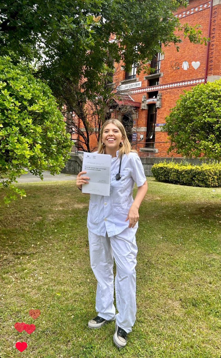 Saritalgodon's tweet photo. Muy muy feliz, desde ayer soy R1 de una de las muchas especialidades tan bonitas que tiene medicina. Y además en mi Extremadura.
Ojalá os devuelva la medicina tanta felicidad como tiempo le habéis dedicado a ella cada uno de vosotros.
 🩺💚⚪️🖤 https://t.co/aiolxiSFnX