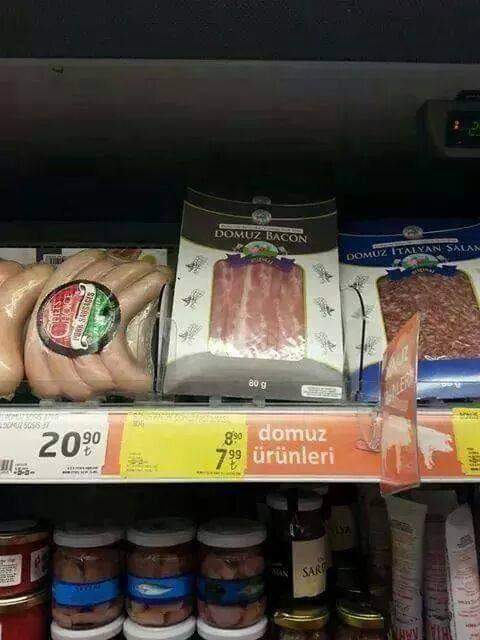 MusSKilic's tweet photo. AKP döneminde domuz eti "kasaplık et" sınıfına sokuldu ve hem kasap hem marketlerde satışa sunuldu
Migros, Carrefur gibi marketlerde "domuz ürünü" reyonlarında satılıyor

İsteyen yer isteyen yemez kimsenin tercihi bizi ilgilendirmez

Fakat buradaki adaletsizlik şu ;
Domuz eti ithalatında gümrük vergileri kaldırıldığı için domuz eti ve sucuk salam gibi yan ürünleri market ve kasaplarda ucuza alınabiliyorken , hayvancılığa teşvik verilmediği için yurt dışından ithal edilen sığır ve dana eti gümrük vergisi yüzünden ateş pahası
Adeta domuz eti özendiriliyor halka.