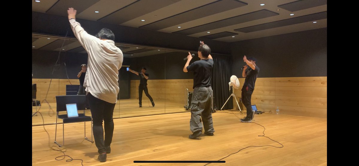 coscam_akane's tweet photo. Allcolorの練習お疲れさま🎤🎤🎤
本番までに歌詞割り覚えます_:(´ `」 ∠):_

#Allcolor
#MistySunSet #mss https://t.co/DZDqyzMaV5