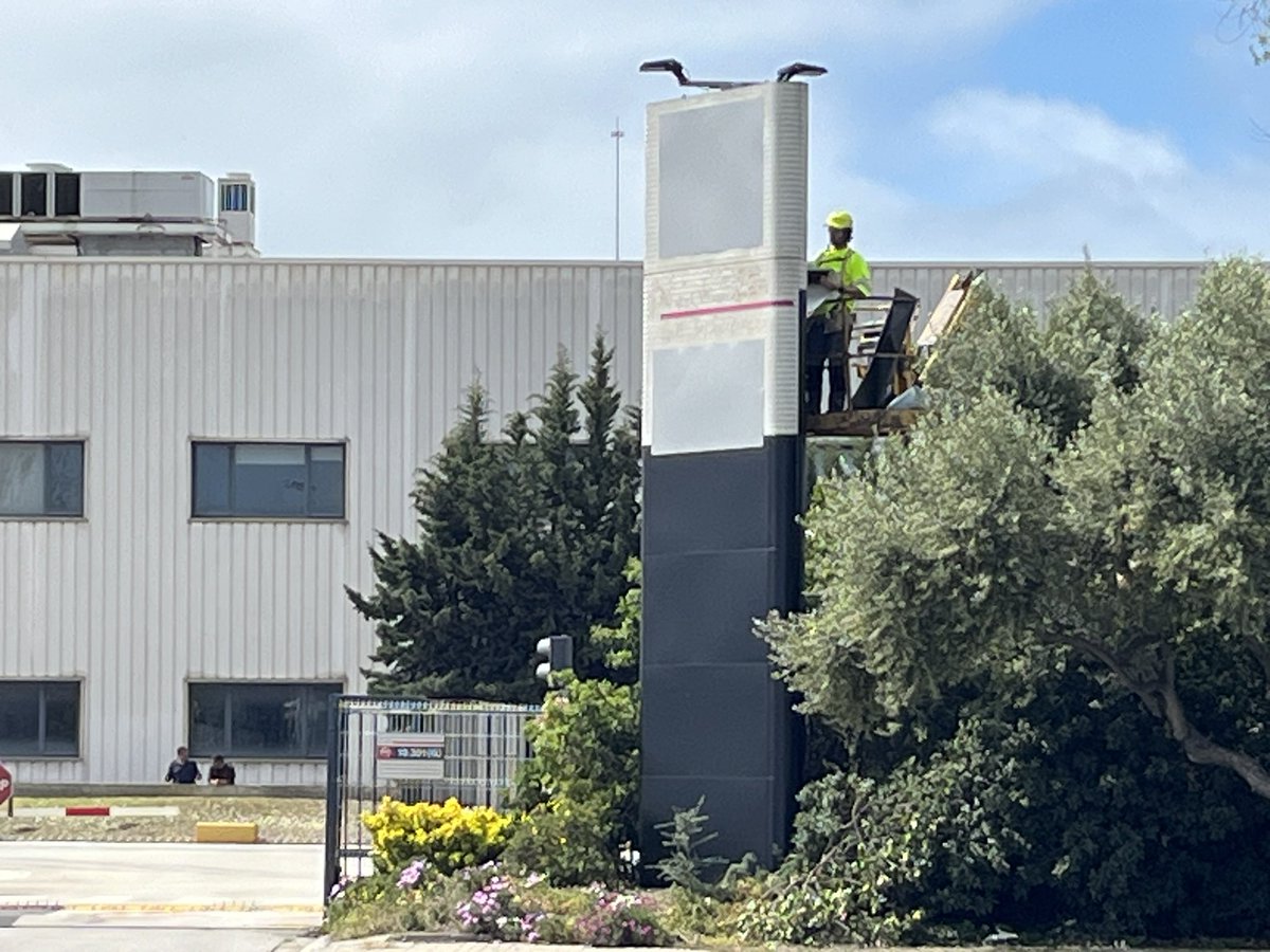 De Nissan a Chery. Primers preparatius a la planta de la Zona Franca per acollir els nous inquilins: un operari tapa els antics logos de la marca japonesa per posar els d’Ebro-EV Motors, després de l’acord amb el fabricant xinès. La firma es farà aquí aquest divendres #TNTV3