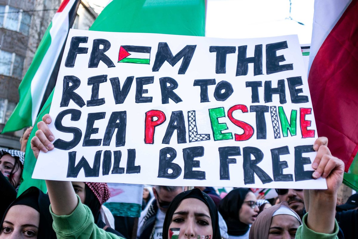 'Özgürlükler Ülkesi' ABD Temsilciler Meclisi, 'Nehirden Denize Filistin Özgür Olacak' sloganının kullanılmasını kınayan kararı kabul etti, bunu destekleyenleri 'anti-Semitik' olmakla suçladı.