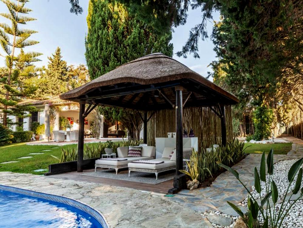 Discover the ultimate in luxury with the Marbella thatched roof gazebo! 

Embrace elegance and style with our stunning thatched roofing solutions, perfect for creating paradise at home!   

Explore now: capereed.com/product/marbel… 

#ThatchedRoofing #ThatchedGazebo