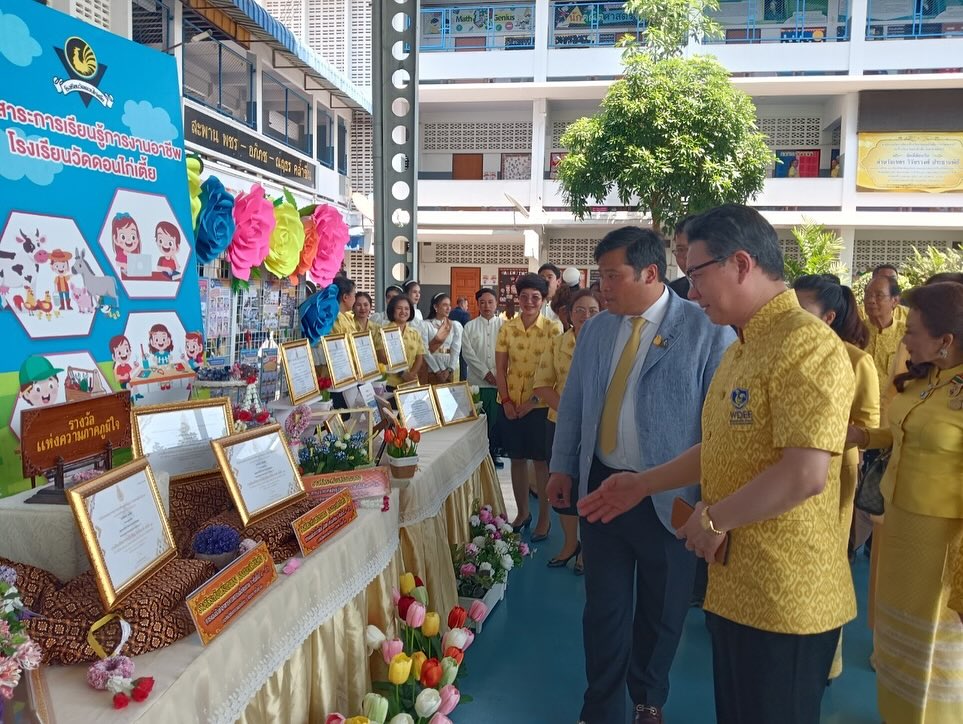 🇹🇭
#Thailand’s ex-Prince Vacharaesorn Vivacharawongse, son of King Vajiralongkorn visited and awarded the scholarships to pupils, and attended the academic exhibition marking the 100th anniversary of Wat Don Kai Tia School #Phetchaburi.

📸 Phetchabui Edu Area 1 #Vacharaesorn…