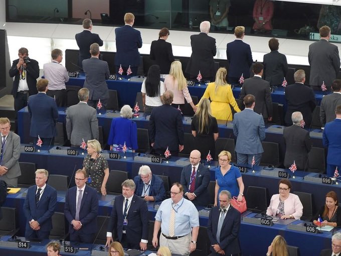 @Midge1415 Oh look~ here’s fascist frog face  #farage ‘cancelling’ a teenage choir singing Beethoven’s Ode to Joy at the opening of the EU Parliament.

Hasn’t  ‘cancelled’ taking a pension for the nothing he contributed while a MEP though ….. #NatConBrussels2 

#Hypocrite