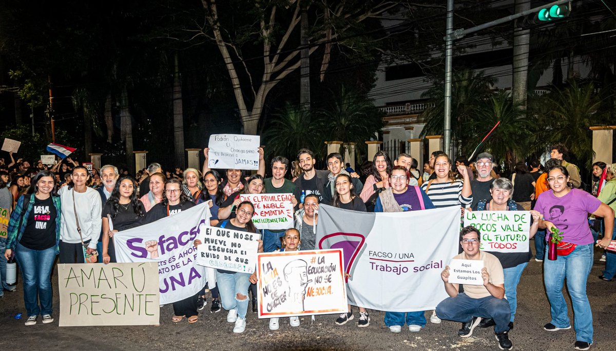 sidets1's tweet photo. Según cálculos de docentes de matemáticas es de 12.600 personas aprox en la marcha sobre Mcal López 
#UnaNoTeCalles #Paraguay https://t.co/bfiJDwGe6h