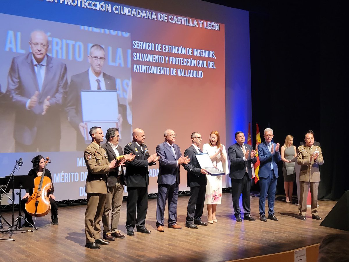 BomberosVLL's tweet photo. Asistimos en Ávila a la ceremonia de entrega de medallas #ProtecciónCiudadana de  @jcyl Recibimos Mención de Honor por las intervenciones en  las dos explosiones que se produjeron en agosto de 2023 https://t.co/gy7Xe5fJ78