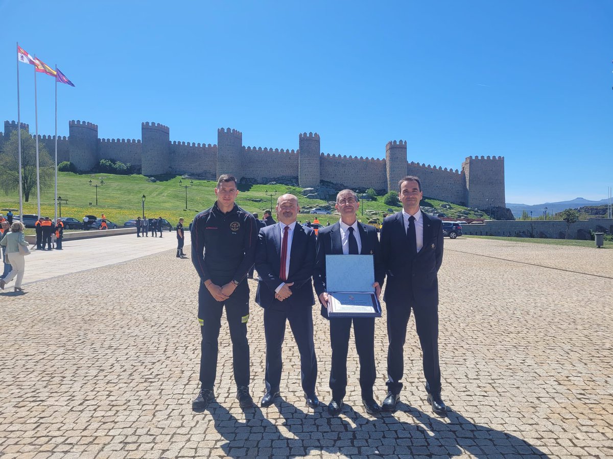 BomberosVLL's tweet photo. Asistimos en Ávila a la ceremonia de entrega de medallas #ProtecciónCiudadana de  @jcyl Recibimos Mención de Honor por las intervenciones en  las dos explosiones que se produjeron en agosto de 2023 https://t.co/gy7Xe5fJ78