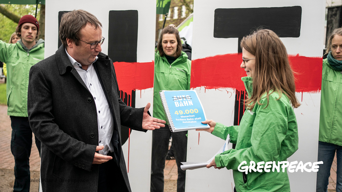 Mehr als 49.000 Menschen fordern: #BahnStattAutobahn! Die Petition haben wir heute an <a href="/Oliver_Krischer/">Oliver Krischer</a> übergeben.
Die Verkehrsminister:innen müssen sich bei ihrem Treffen für Bus und Bahn und gegen weitere Autobahnen aussprechen! <a href="/Wissing/">Volker Wissing</a> #Verkehrsministerkonferenz