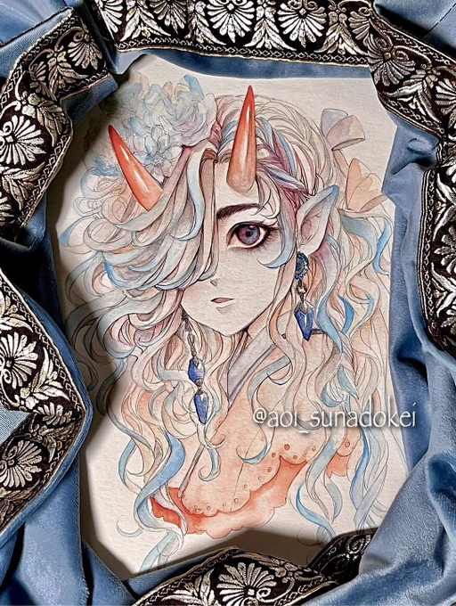 水彩絵完成したから見てほしい〜額縁代わりに綺麗な布で包んだシックな色味の綺麗な作品になりました全体の雰囲気も好みだし、眉毛を一本一本描いてふさふさに出来たので満足 