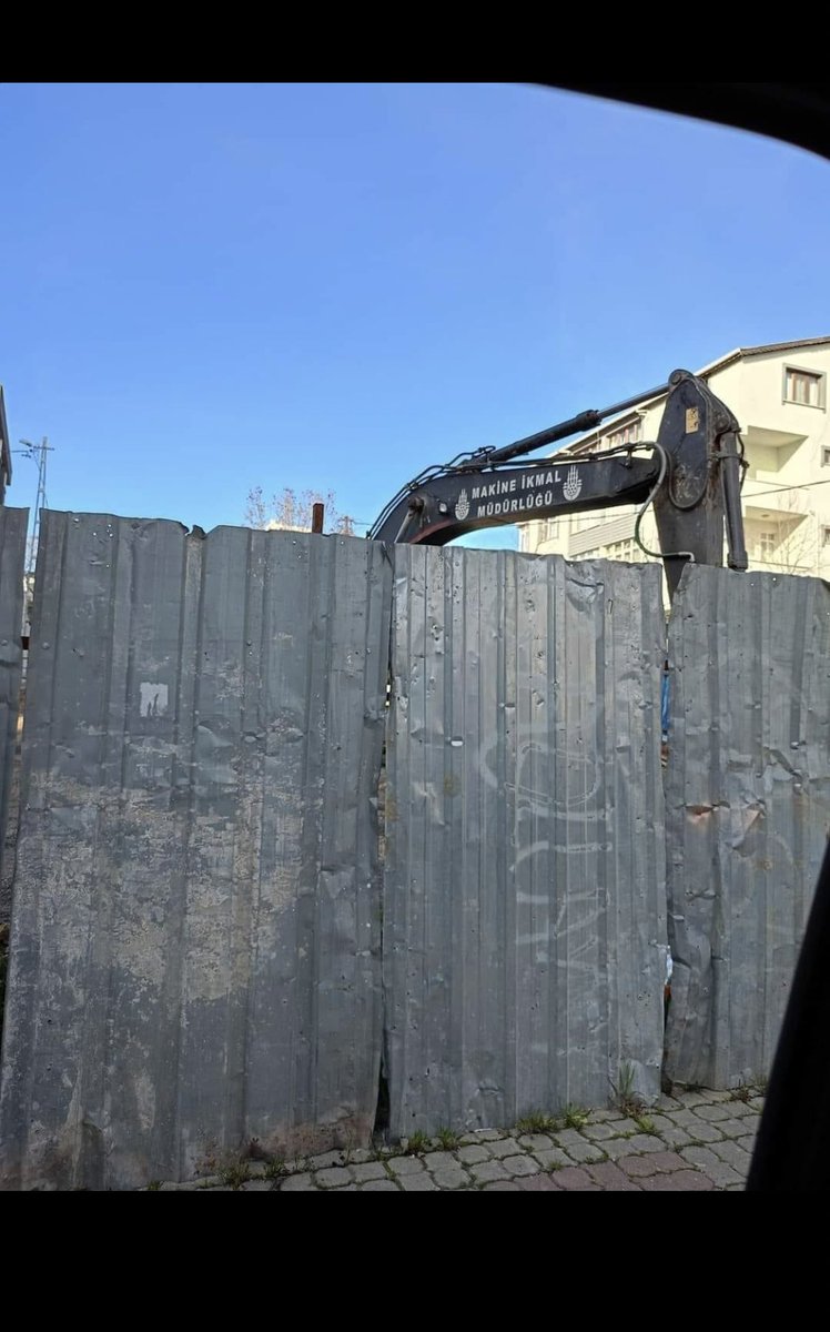 Bir abimizden alıntı ilginç bir soru: Çekmeköy Ekşioğlu mahallesindeki, Süleymacıların Yurt inşaatında İBB nin araçlarının ne işi var 🤠
