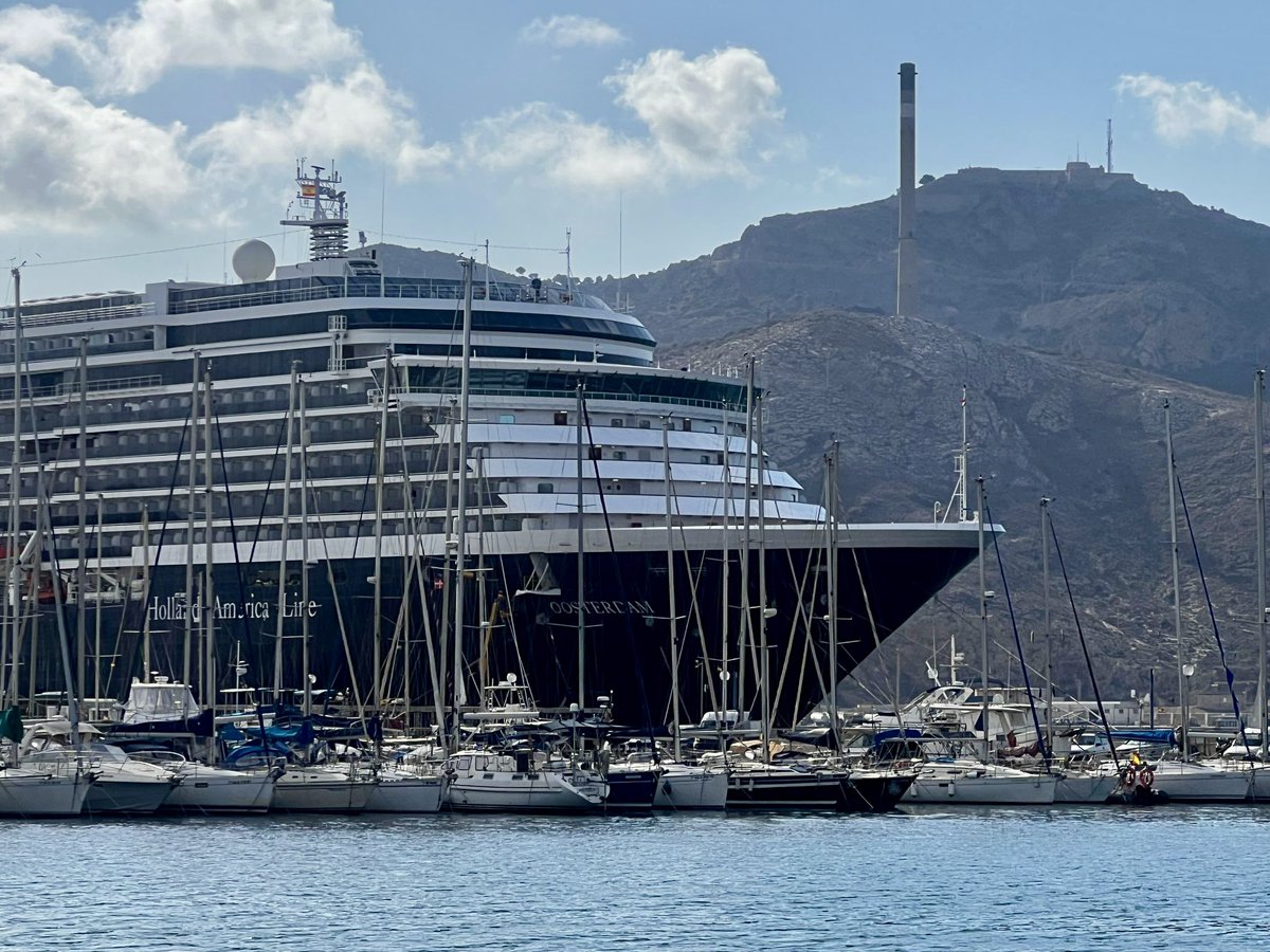 El crucero #Oosterdam @HALcruises recala en #Cartagena con más de 2.000 turistas.

#puertodecartagena #turismo #cruceros