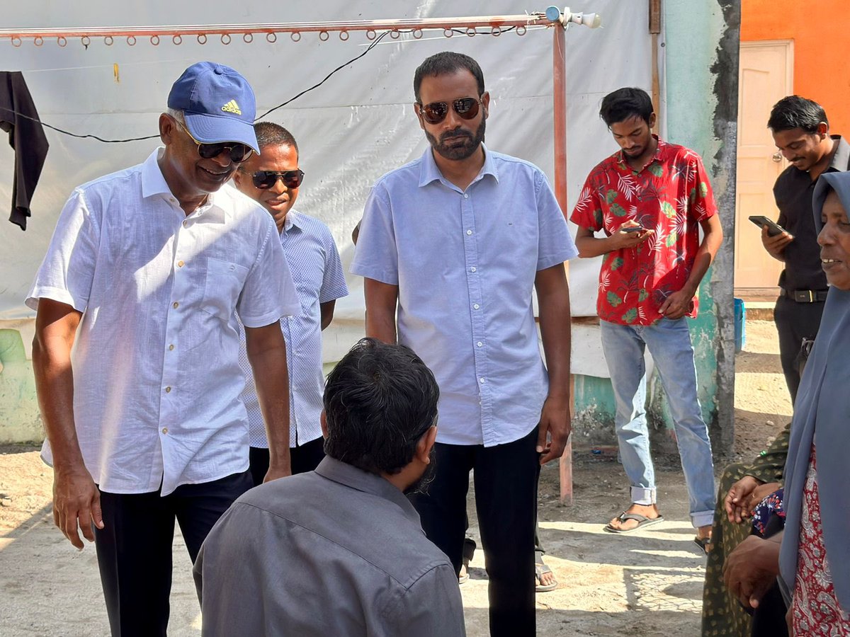 ShahuuRiza's tweet photo. މަޖިލިސް20 ހއ.އިހަވަންދޫ ދާއިރާއަށް ވާދަކުރައްވާ އެމްޑީޕީގެ ކެންޑިޑޭޓް @MoamedArif އަށް ތާޢީދު ހޯއްދެވުމަށް ރައީސް @ibusolih ހއ.އިހަވަންދޫ ރައްޔިތުންގެ ގާތަށް ދޮރުން ދޮރަށް ހިންގެވުން. 

މިސްރާބު ހަމަ މަގަށް އެޅުވުމަށް ހއ.އިހަވަންދޫ ދާއިރާއަށް ވާދަކުރައްވާ އެމްޑީޕީގެ ކެންޑިޑޭޓް މުޙައްމަދު ޢާރިފް   1⃣ ✅ އަށް ވޯޓް ދެއްވާ!  ⚖️ 

  #VoteMDP
  #MisraabuHamaMagah