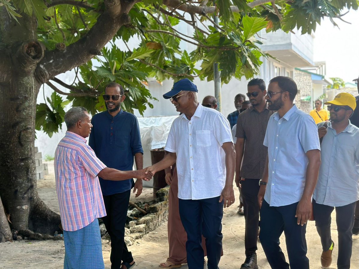 ShahuuRiza's tweet photo. މަޖިލިސް20 ހއ.އިހަވަންދޫ ދާއިރާއަށް ވާދަކުރައްވާ އެމްޑީޕީގެ ކެންޑިޑޭޓް @MoamedArif އަށް ތާޢީދު ހޯއްދެވުމަށް ރައީސް @ibusolih ހއ.އިހަވަންދޫ ރައްޔިތުންގެ ގާތަށް ދޮރުން ދޮރަށް ހިންގެވުން. 

މިސްރާބު ހަމަ މަގަށް އެޅުވުމަށް ހއ.އިހަވަންދޫ ދާއިރާއަށް ވާދަކުރައްވާ އެމްޑީޕީގެ ކެންޑިޑޭޓް މުޙައްމަދު ޢާރިފް   1⃣ ✅ އަށް ވޯޓް ދެއްވާ!  ⚖️ 

  #VoteMDP
  #MisraabuHamaMagah