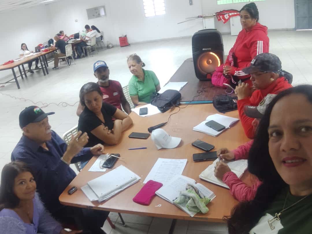 #VenezuelaSeRespetaYPunto #17Abr. Reunión con el Equipo del PSUV-El Paraiso, a los fines de coordinar políticas para atender las necesidades de nuestro pueblo, que no dude la militancia que el @PartidoPSUV en movimiento acompaña las luchas del pueblo al lado de @NicolasMaduro.