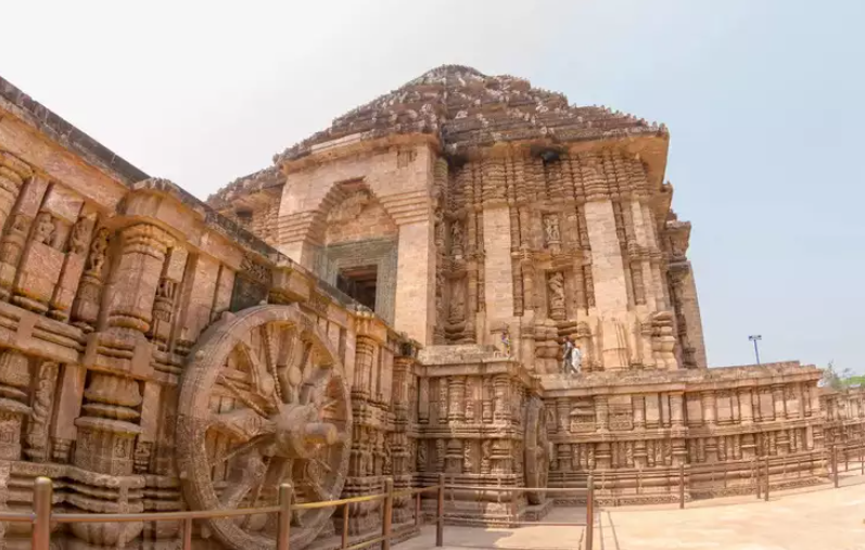 The first rays of the sun fall on the temple’s main entrance, and it’s interesting to know that the iconic wheel also works as a sundial. Also, it tells the exact time.