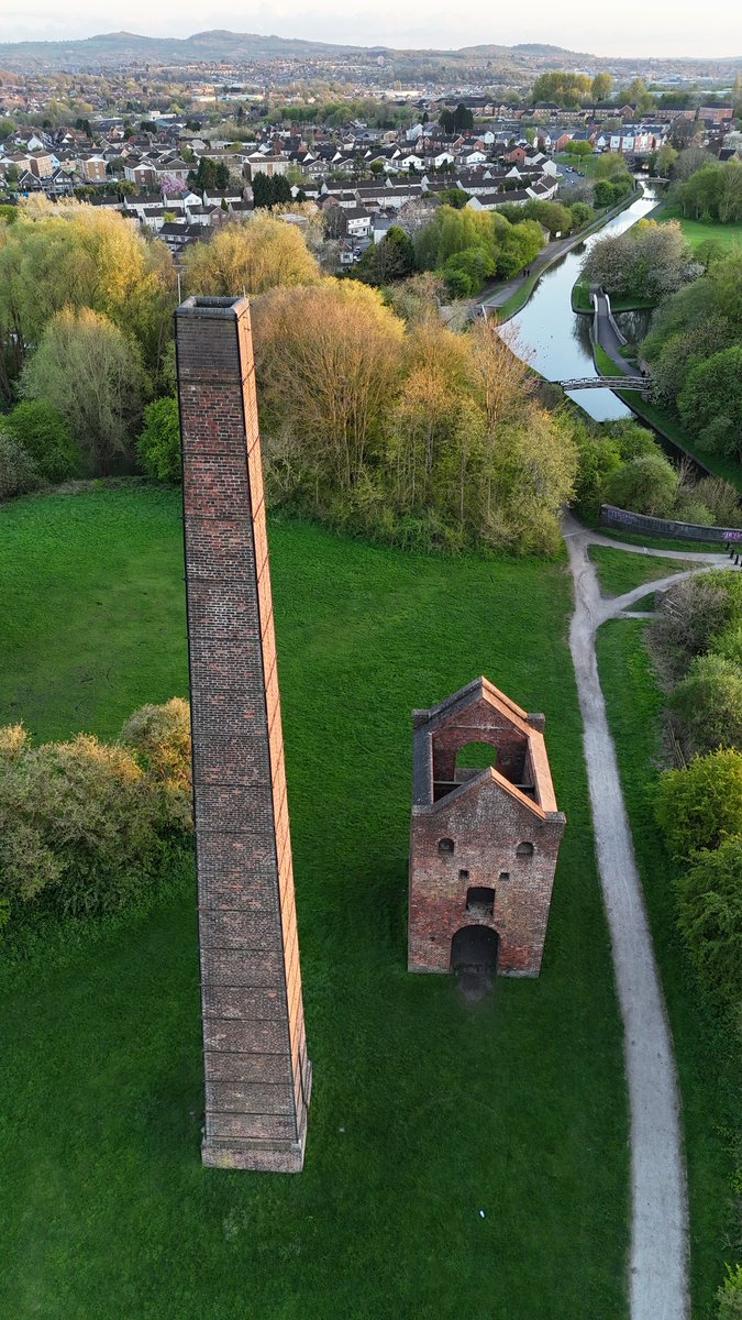 Had a bit of a play with the drone last night over at Warren's Hall. This is the 19thC Cobbs Engine House, Windmill End Junction and the Dudley No.2 Canal just before sunset. #chasingtheboats #djimini4pro @BCNSociety @CanalRiverTrust @CRTWestMidlands @DJIGlobal