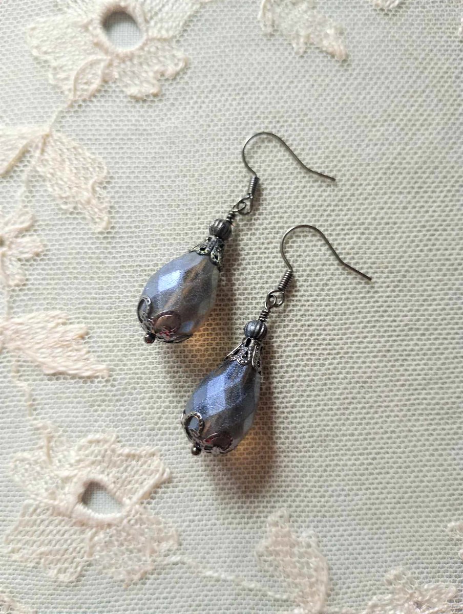 Handmade by me 🧡 Victorian Style Dangly Earrings Featuring Smoky Grey Lustre Czech Glass Faceted Teardrop Beads with Gunmetal Filigree Accents , Also in Clip Ons 🧡 #MHHSBD #TheCraftersUK #EtsySeller #supportsmallbusiness #handmadeintheuk #Victorian lovesvintage43.etsy.com/listing/169518…