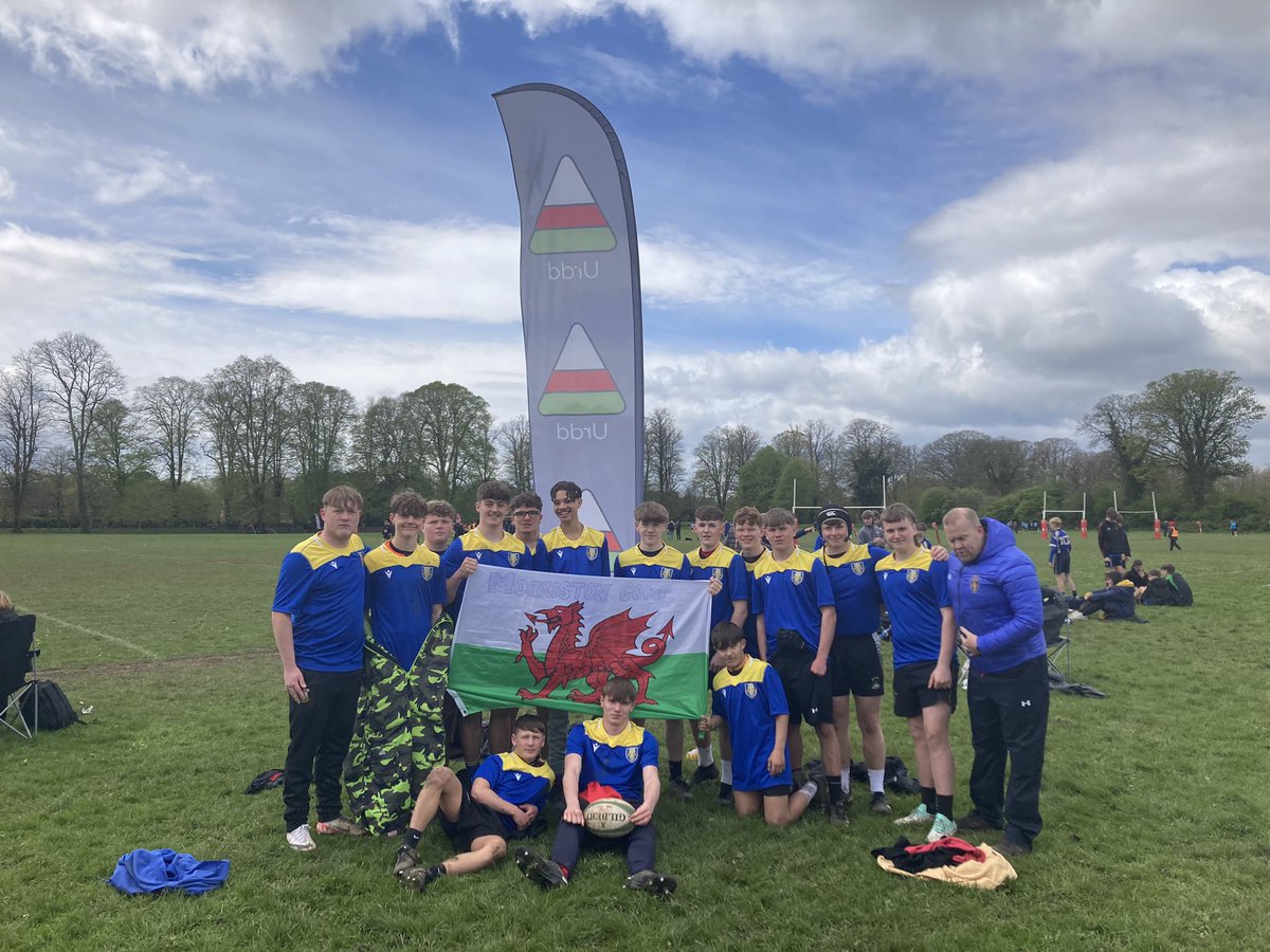 Year 11 boys ready for action after good warm up from Mr Jenkins. Pob lwc lads @UrddWRU7 @chwaraeonyrurdd @MorristonComp #rugbysevens @RfcMorriston @ospreys @U15SSRU @SwanseaUniTrack