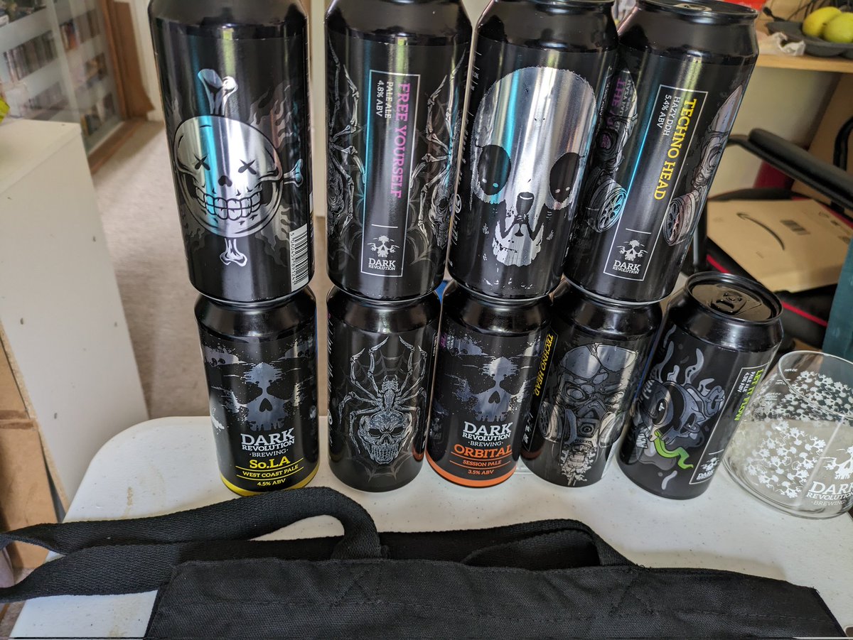 Fantastic looking <a href="/brewserbeer/">Brewser</a> box this month from <a href="/darkrevbeer/">Dark Revolution</a>.   9 Beers, a glass, tote bag and some stickers and beer mats.    Some nice seasonable beers to enjoy over the weekend.