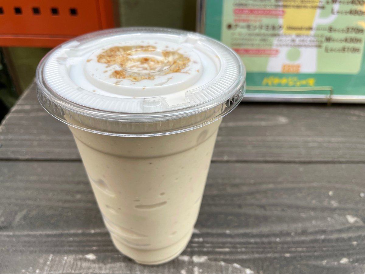 h_gashiyama's tweet photo. 究極のバナナジュース

銀座のBANANA JUICEはいいぞ…

『バナナジュースなんて家で作っても旨いから、わざわざ買って飲むもんじゃない』
って思ってた僕の価値観を見事にぶち壊してくれたお店
4年前くらいに初めて訪問してから、わざわざ飲みに銀座まで行くくらいヤバい

まずとにかく濃い！！！
濃すぎて、ストローが極太なのも嬉しい
濃いんだけど、甘すぎず、クドくなく、後味がめっちゃ軽い！
超分かりやすく伝えると…
『のどがかゆくならない甘さ』
なのよ！
濃いんだけど、軽くて、爽やか、というバランス感が未だに全く辿り着けない

しかも安い！
銀座という立地なのに300円台だし、僕が飲んでるLサイズなんて410円で、普通に昼飯食ったくらい満足感ある

僕のオススメは牛乳ベースのバナナジュースにココナッツミルクトッピング(10円)
バナナとココナッツってめっちゃ合うんよ
絶対行くべき