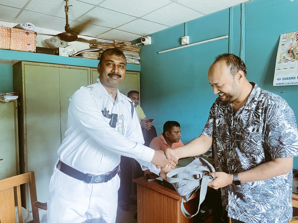 garygarfield's tweet photo. @DCTrafficBDN @aaikolairport @bidhannagarpc Huge thanks to @yatri_sathi drivers &amp; Mr N Biwas of #KolkataAirport Traffic office for helping me find my bag with my passport! Stressful situation averted. Dedication and professionalism are truly commendable. #Lost #Found #Thankful ✈️ https://t.co/inpPl1NFtu
