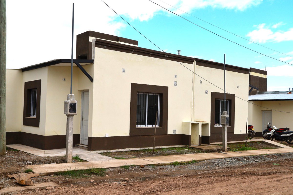 Familias de Metán recibieron viviendas y soluciones habitaciones

Con financiamiento del Instituto Provincial de Vivienda (IPV) se construyó en ese municipio cinco casas y dos soluciones habitacionales. Fueron entregadas a familias con casos especiales

✅salta.gob.ar/prensa/noticia…