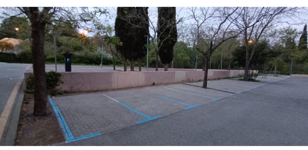 Tras una demanda vecinal a través de la Taula Mobilitat del #Poblesec @BCN_SantsMont, se ha procedido a hacer el cambio de zona azul a zona verde para residentes en el entorno al Carrer Lleida, trasladando las plazas azules, a la zona del Palau Nacional
#anemperfeina
#barriabarri