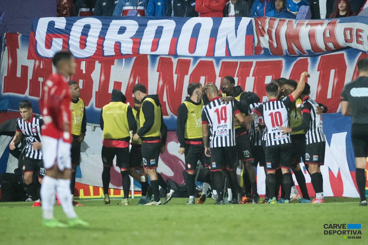 “Galeano me apretó con su brazo e hizo como una llave con su mismo brazo. El me llevó hacia su cuello. No es penal nunca”. Maxi Lombardi en #Minuto1 💻 youtube.com/live/lDpU6dTfF…