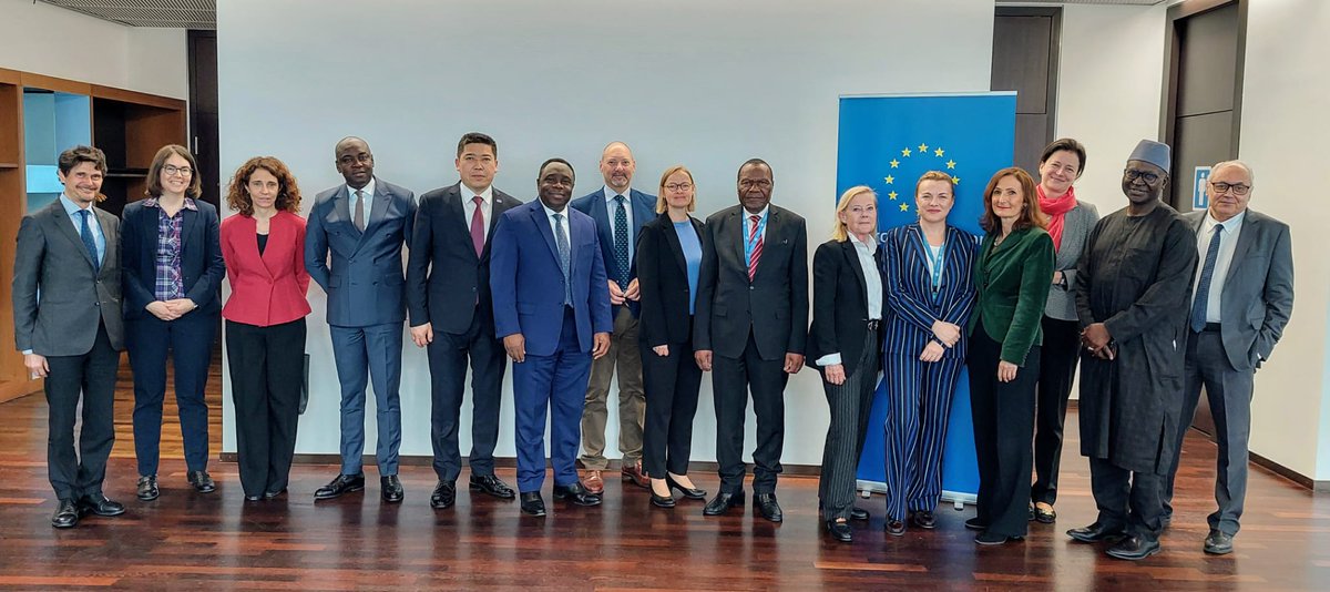 In Europa & Africa ca 90% of freshwater resources are located in basins that cross borders. We🇪🇺 were pleased to host @Tatiana_Molcean & African partners to share experiences on the process of joining the @UNECE_Water Convention & promote transboundary water cooperation.