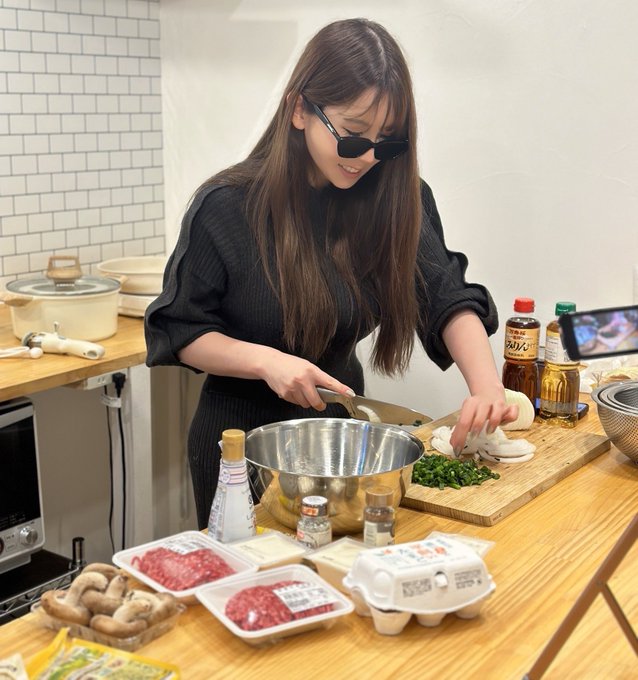 この前撮ったニコ生配信されました！🥺 料理作ってるよ〜☺ 会員様限定配信になります🙇  https://t.co/MZI1eolSI3 https://t.co/5gbcWEAJku<a href="/tag/pr"class="tags"><span>#pr</span></a>