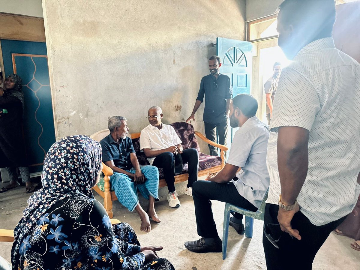 ShahuuRiza's tweet photo. މަޖިލިސް20 ހއ.އިހަވަންދޫ ދާއިރާއަށް ވާދަކުރައްވާ އެމްޑީޕީގެ ކެންޑިޑޭޓް @MoamedArif އަށް ތާޢީދު ހޯއްދެވުމަށް ރައީސް @ibusolih ހއ.އިހަވަންދޫ ރައްޔިތުންގެ ގާތަށް ދޮރުން ދޮރަށް ހިންގެވުން. 

މިސްރާބު ހަމަ މަގަށް އެޅުވުމަށް ހއ.އިހަވަންދޫ ދާއިރާއަށް ވާދަކުރައްވާ އެމްޑީޕީގެ ކެންޑިޑޭޓް މުޙައްމަދު ޢާރިފް   1⃣ ✅ އަށް ވޯޓް ދެއްވާ!  ⚖️ 

  #VoteMDP
  #MisraabuHamaMagah