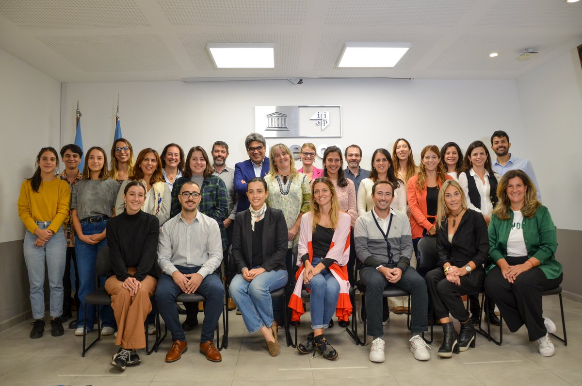 IIPEUNESCO_BA's tweet photo. ¡Fortalecer sinergias para un futuro más justo! 📚

La semana pasada recibimos en nuestra oficina al Director del @IIEP_UNESCO, Martín Benavides.

Su liderazgo reafirma nuestra misión de promover el planeamiento y la gestión educativa a nivel regional y global 🌎 https://t.co/a22P9HG09Q