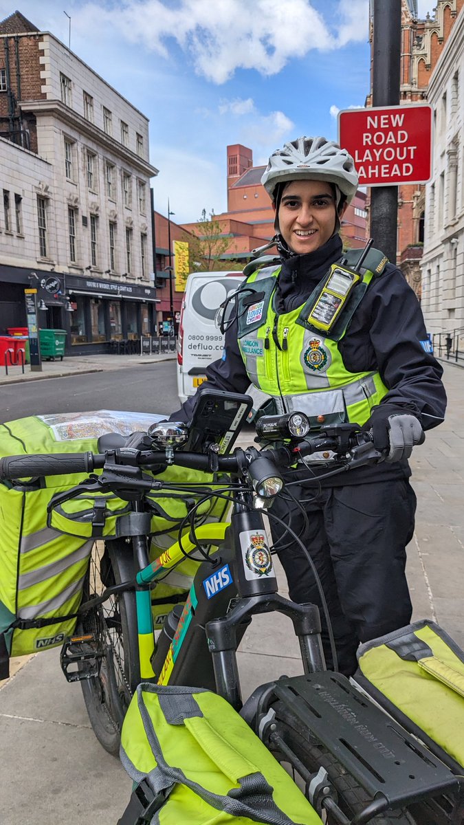 💙 Hi from Ushma, paramedic with NHS <a href="/LAS_CycleTeam/">LAS Cycle Team</a>. She loves riding her fully-kitted bike to emergencies all over central London - "We help tourists, party-goers, city workers. Particularly Soho we get there a lot quicker than the ambulance." #TeamLAS #LondonLovesCycling