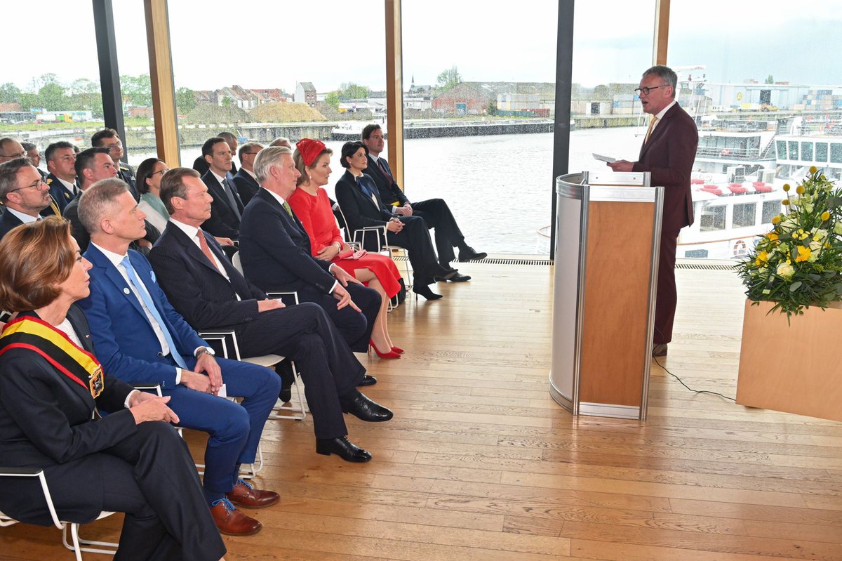 MonarchieBe's tweet photo. 🪢 De Koning, de Koningin en de Groothertog bezoeken de @northseaport in Gent. Als ingesloten land importeert Luxemburg veel goederen via de Noordzeehavens, met name de Belgische en Nederlandse havens. https://t.co/PAV5n2FFrG