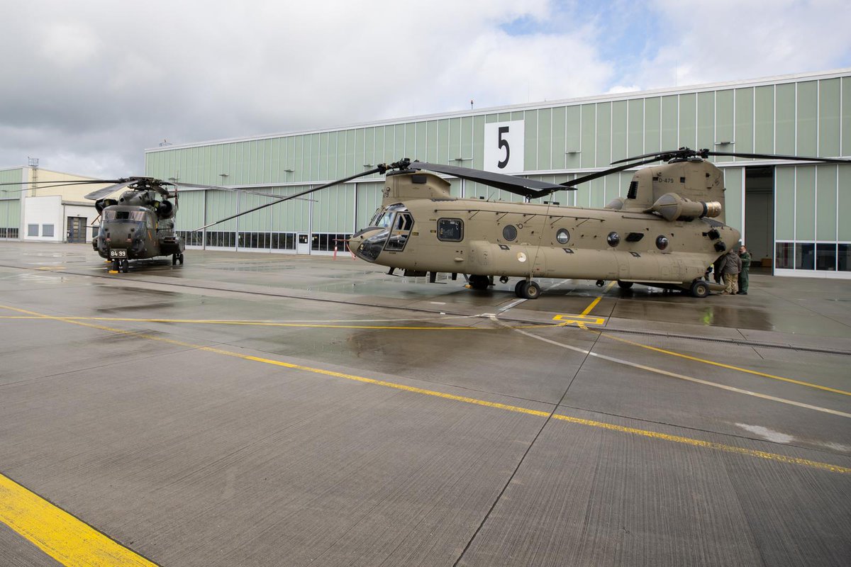 Team_Luftwaffe's tweet image. Ein Hoch auf die 🇩🇪-🇳🇱 Freundschaft! Unser „Arbeitspferd“ #CH53 hat heute zum ersten Mal mit ihrer Nachfolgerin - einer 🇳🇱 #CH47 #Chinook - geübt. „Hier wird die #Zeitenwende sichtbar“, sagte unser Inspekteur Generalleutnant Ingo Gerhartz. Brandenburgs Ministerpräsident Dietmar