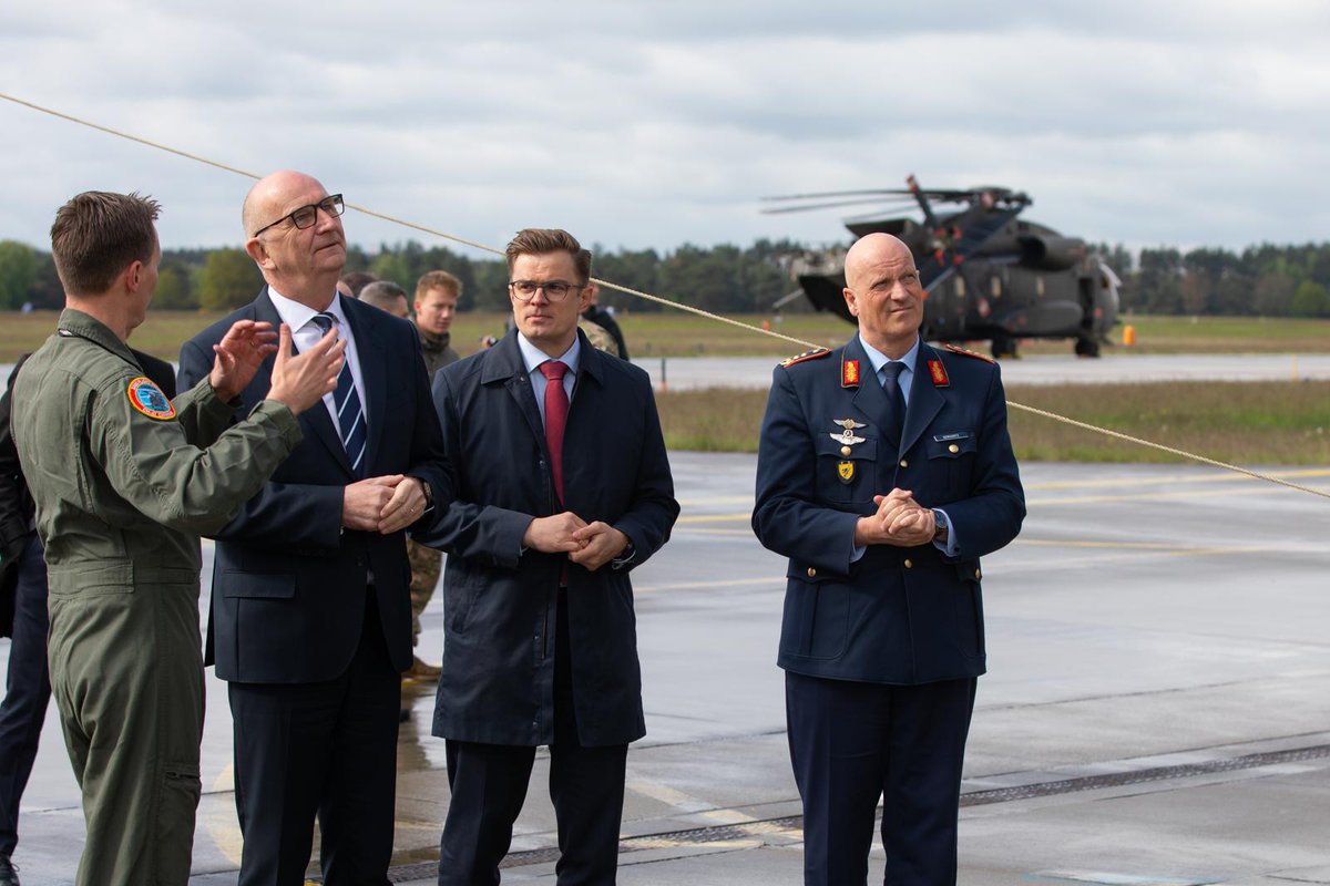 Team_Luftwaffe's tweet image. Ein Hoch auf die 🇩🇪-🇳🇱 Freundschaft! Unser „Arbeitspferd“ #CH53 hat heute zum ersten Mal mit ihrer Nachfolgerin - einer 🇳🇱 #CH47 #Chinook - geübt. „Hier wird die #Zeitenwende sichtbar“, sagte unser Inspekteur Generalleutnant Ingo Gerhartz. Brandenburgs Ministerpräsident Dietmar