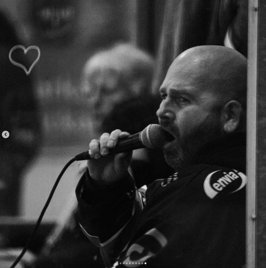 #BlackWhiteWednesday ⚫⚪ PLAYOFF EDITION Pt. 2⚪⚫ Es ist wieder Mittwoch! Und heute haben wir euch die schönsten Schwarz-Weiß-Impressionen von Reinhard Wolf aus der Viertelfinal-Serie gegen die Krefeld Pinguine herausgepickt 📸 👀