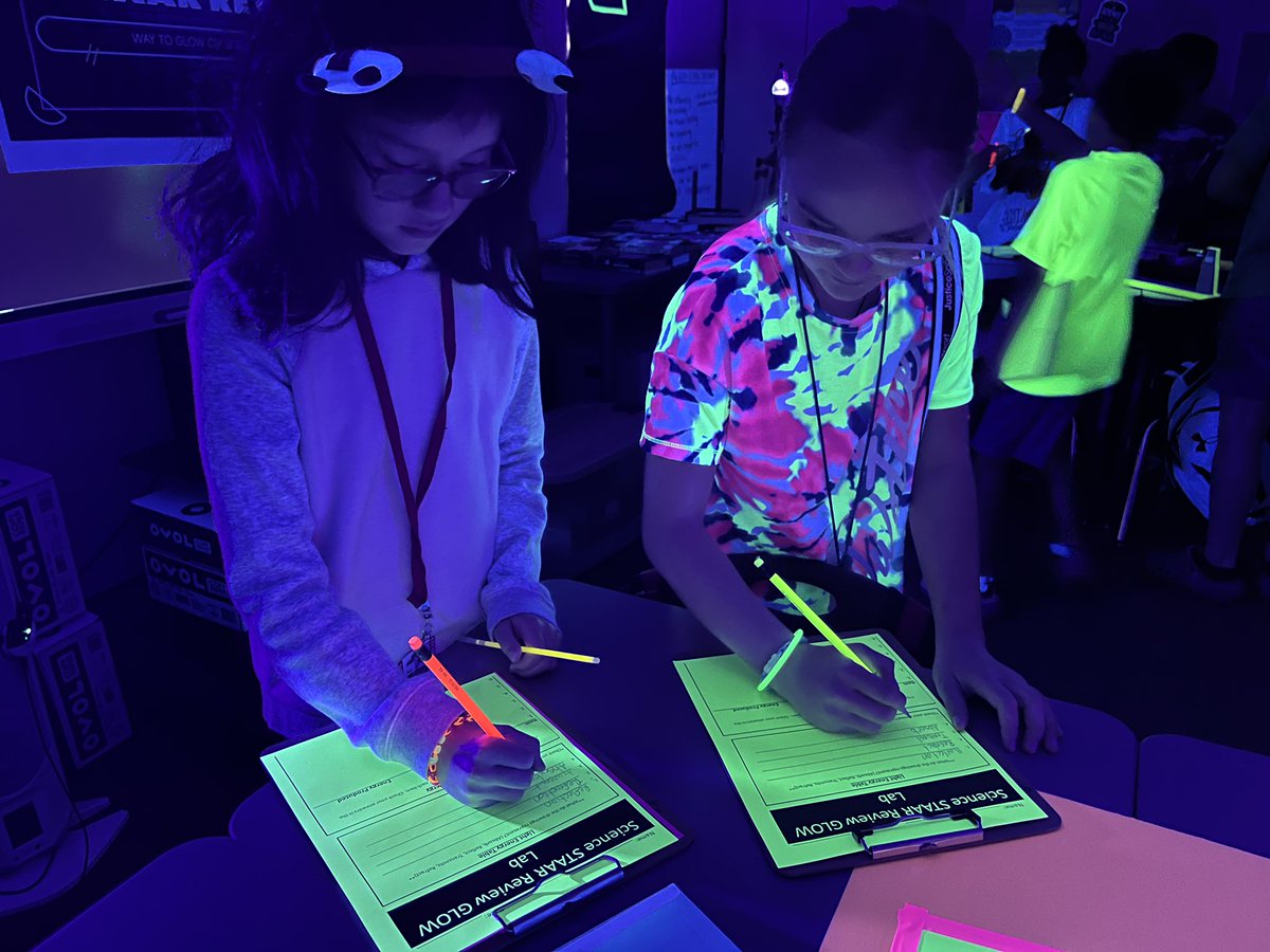 MrsPreston_AP's tweet photo. Let’s glow!!! 5th grade’s science review glow lab is going strong! Thank you to the dedicated teachers at @exleyexpress  for this unforgettable experience for the students! And another big THANK YOU to @HassanSciLab for leading this initiative throughout @katyisd!!! https://t.co/26FQb4x5KK