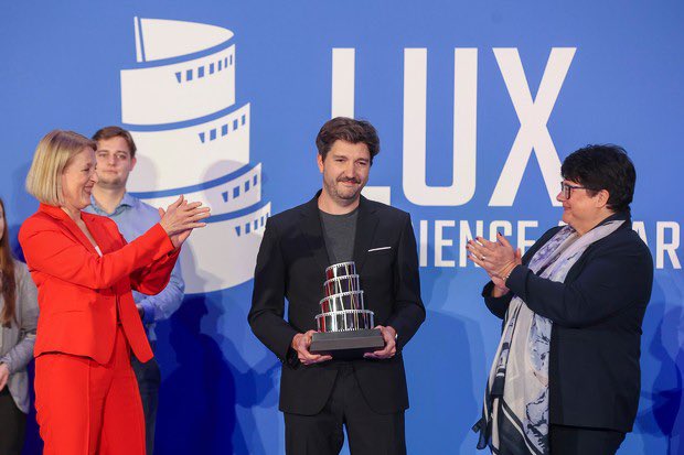 Félicitations à Ilker Çatak et son film “La salle des profs” qui a remporté le @luxaward ainsi qu’à tous les films nominés !👏🏆 J’avais eu le plaisir de présenter ce film lors de la cérémonie d’annonce des nominés à la Mostra de Venise en septembre dernier 🎬