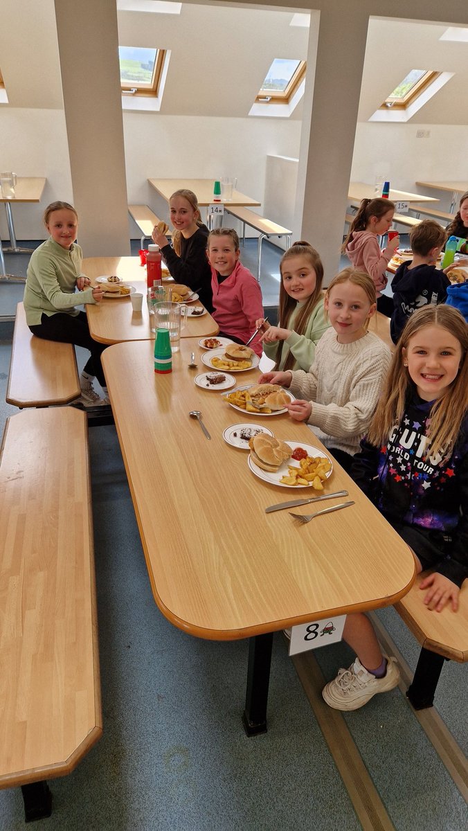 Tywydd braf a llenwi bolia cyn y gweithgaredd cynta! Lovely weather and full stomachs ready for the first activity. @glan_llyn @Urdd @UrddDinbych @MIDinbych @SISirDdinbych #llesgwerinllysagored