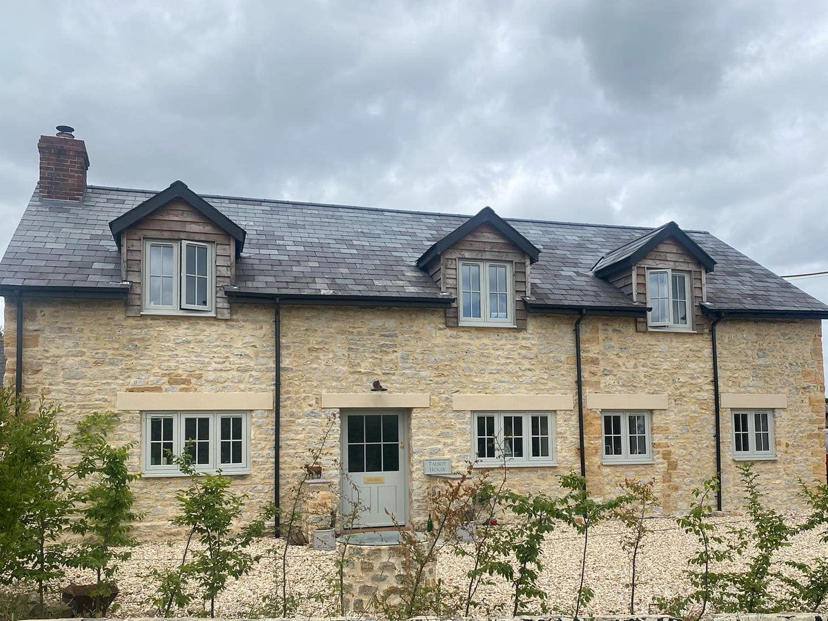 Wow! Just look at this Incredible transformation of an old pub to a lovely family home. Installed with stunning new #ADVANCE70 𝗔𝗚𝗔𝗧𝗘 𝒈𝒓𝒆𝒚 flush sash windows, it looks amazing! Become a Selecta partner by visiting selectasystems.com