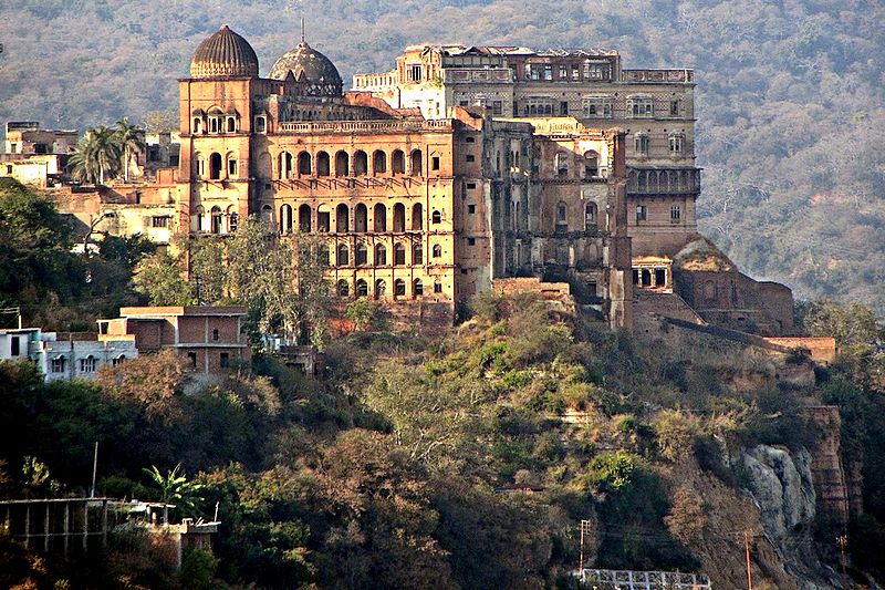 #MubarakMandi in Jammu&Kashmir is a historic palace complex with a blend of Rajasthani, Mughal, and Gothic architectural styles. It was the royal residence of the Dogra kings and now houses a museum, showcasing artefacts,#KashmirHeritage #WorldHeritageDay #kashmirtourism #kashmir