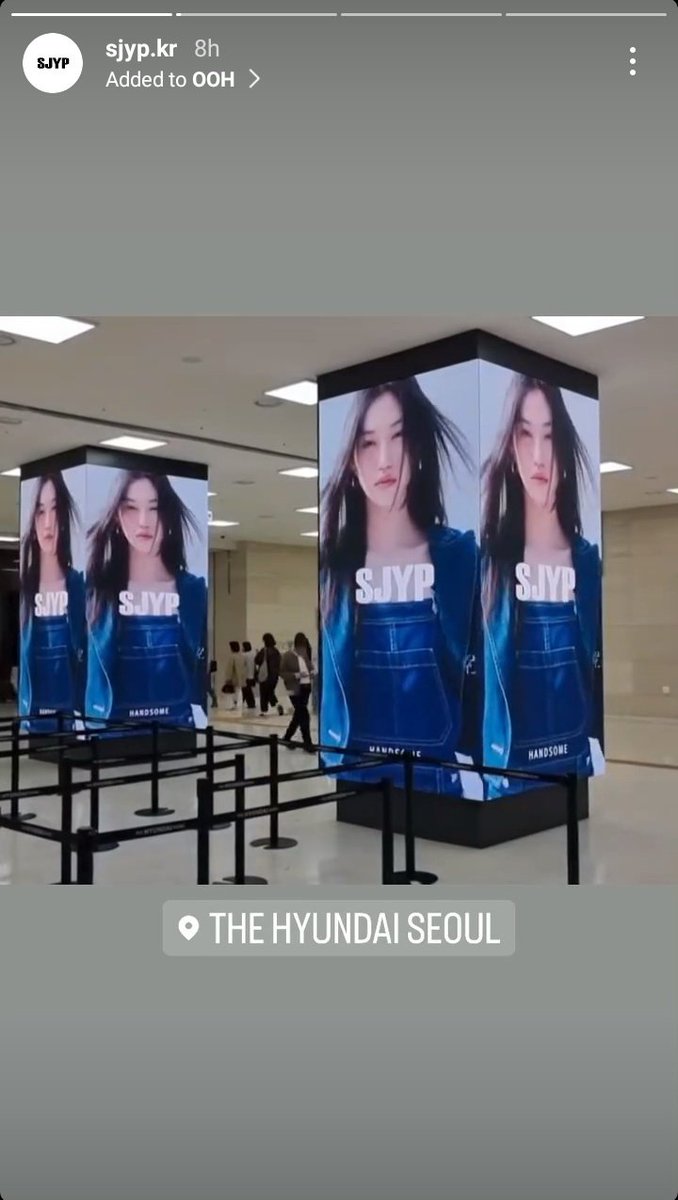 [#김도연 | #김지원] 
just me fangirling moment><

sjyp ads modeled by #KimDoyeon can be seen now at Queens department store owned by #HaeIn (#KimJiWon) 
💙🤍🩵🖤 heht!!~