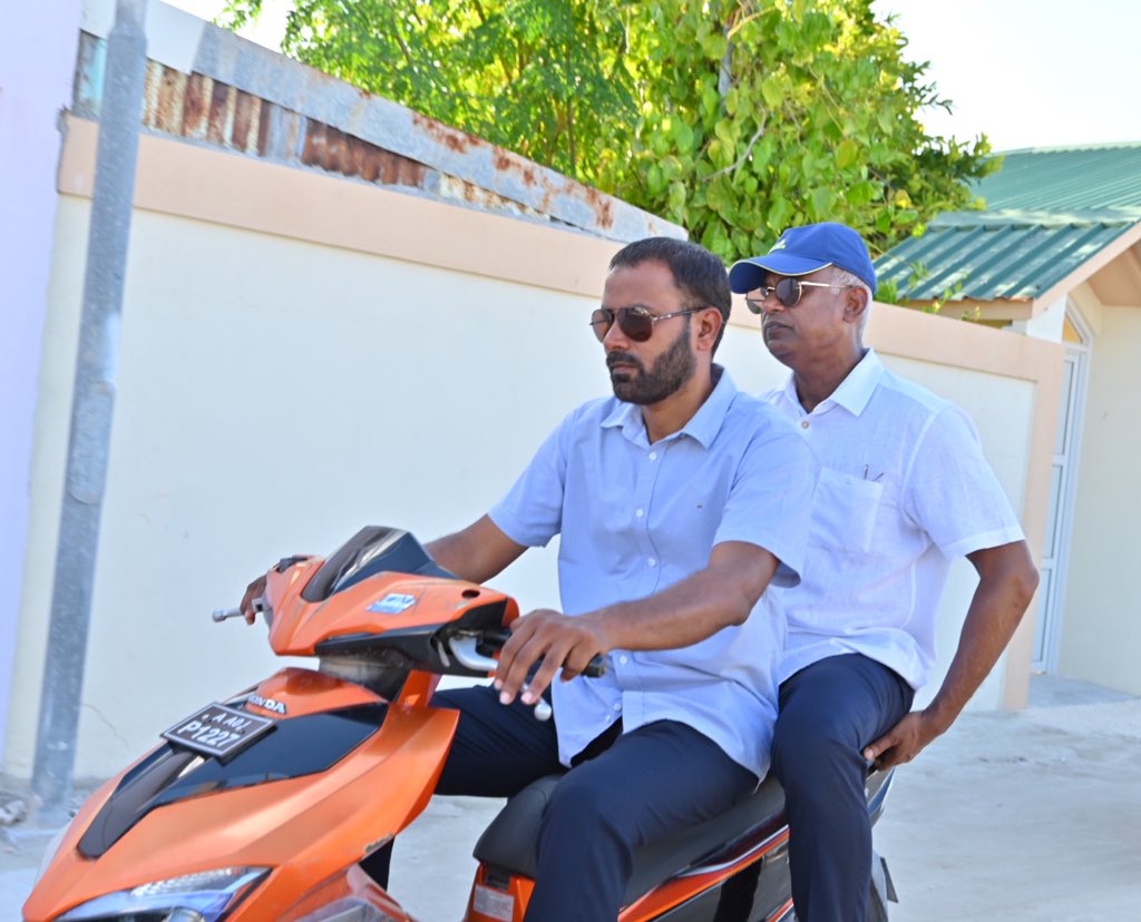 MDPSecretariat's tweet photo. މަޖިލިސް20 ހއ.އިހަވަންދޫ ދާއިރާއަށް ވާދަކުރައްވާ މިޕާޓީގެ ކެންޑިޑޭޓް @MoamedArif އަށް ތާޢީދު ހޯއްދެވުމަށް ރައީސް  @ibusolih ހއ.އިހަވަންދޫ ރައްޔިތުންގެ ގާތަށް ދޮރުން ދޮރަށް ހިންގެވުން. 

މިސްރާބު ހަމަ މަގަށް އެޅުވުމަށް ހއ.އިހަވަންދޫ ދާއިރާއަށް ވާދަކުރައްވާ އެމްޑީޕީގެ ކެންޑިޑޭޓް މުޙައްމަދު ޢާރިފް   1⃣ ✅ އަށް ވޯޓް ދެއްވާ!  ⚖️ 

   #VoteMDP
   #MisraabuHamaMagah