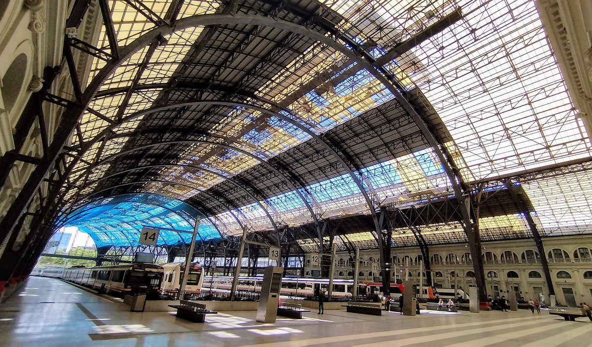 periketetu's tweet photo. Uralites trencades.
Un sostre q cau a pedaços.
L'estació d França, la nostra catedral ferroviària. https://t.co/8JR6PHxnZi