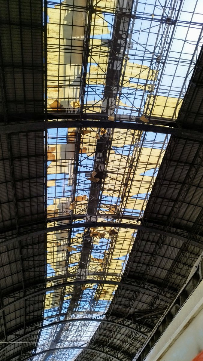 periketetu's tweet photo. Uralites trencades.
Un sostre q cau a pedaços.
L'estació d França, la nostra catedral ferroviària. https://t.co/8JR6PHxnZi