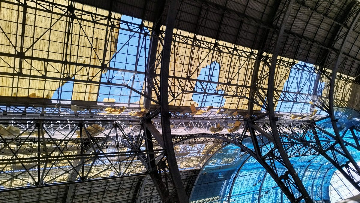 periketetu's tweet photo. Uralites trencades.
Un sostre q cau a pedaços.
L'estació d França, la nostra catedral ferroviària. https://t.co/8JR6PHxnZi
