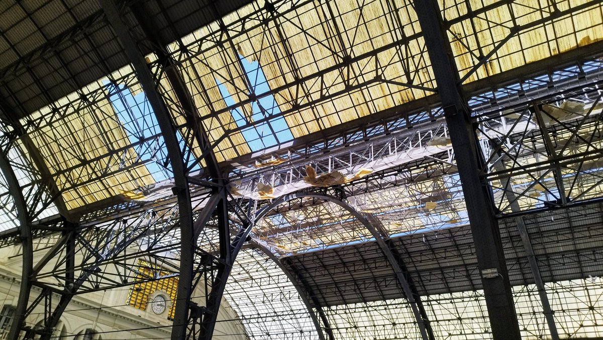 periketetu's tweet photo. Uralites trencades.
Un sostre q cau a pedaços.
L'estació d França, la nostra catedral ferroviària. https://t.co/8JR6PHxnZi