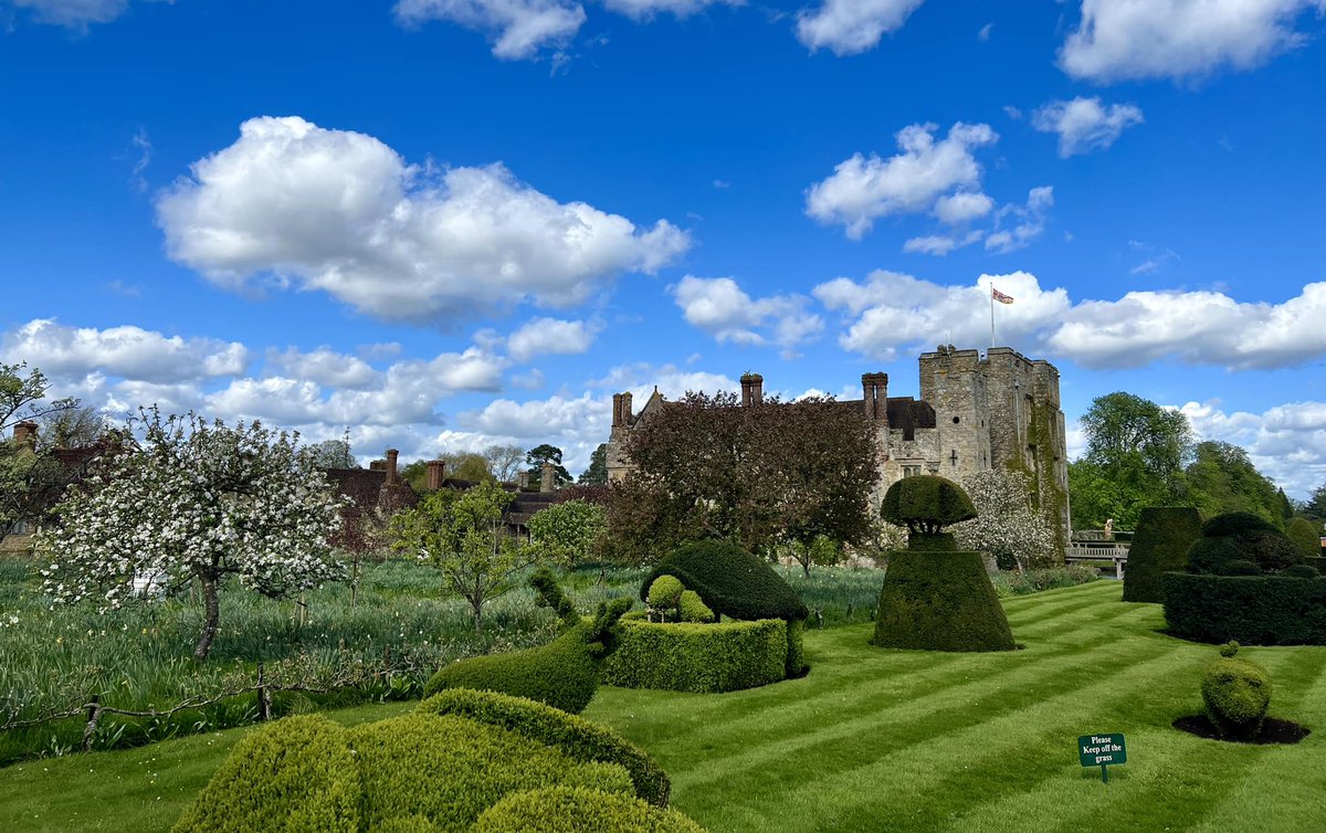 A perfect spring day, look at those fluffy clouds ☁️

#HeverCastle #Kent #VisitKent